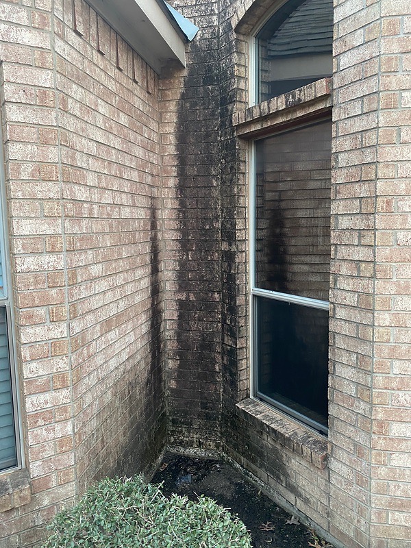 Brick Home Pressure Wash - BEFORE